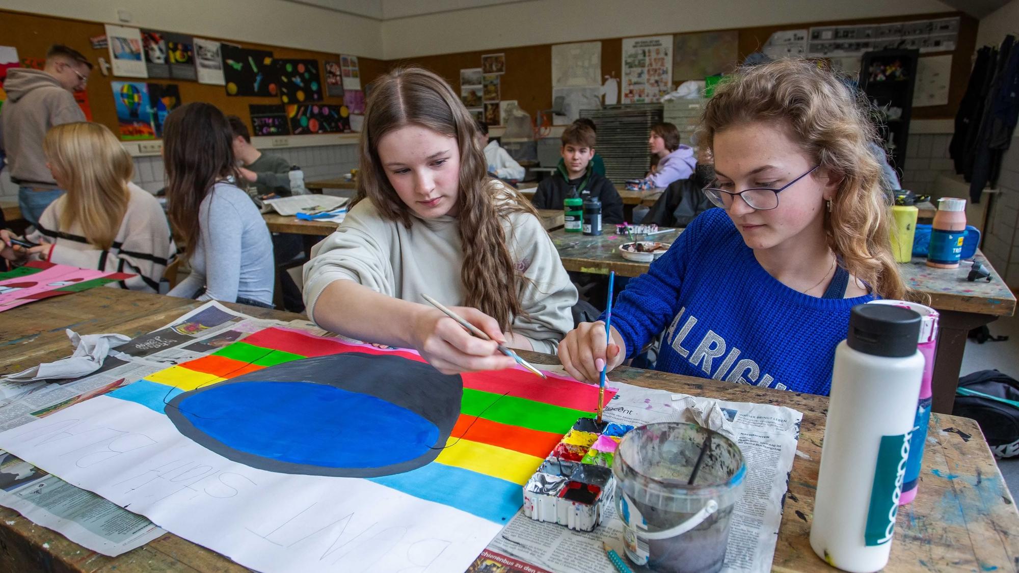 Das Bild zeigt Schülerinnen und Schüler aus Wiel, die am Wettbewerb teilgenommen haben.