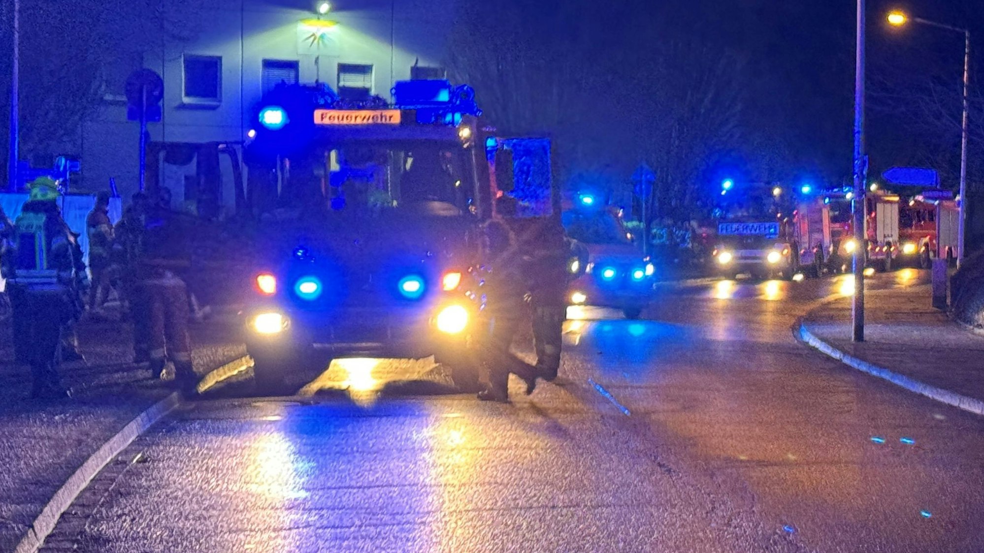 Das Bild zeigt mehrere Feuerwehrfahrzeuge an der Einsatzstelle.