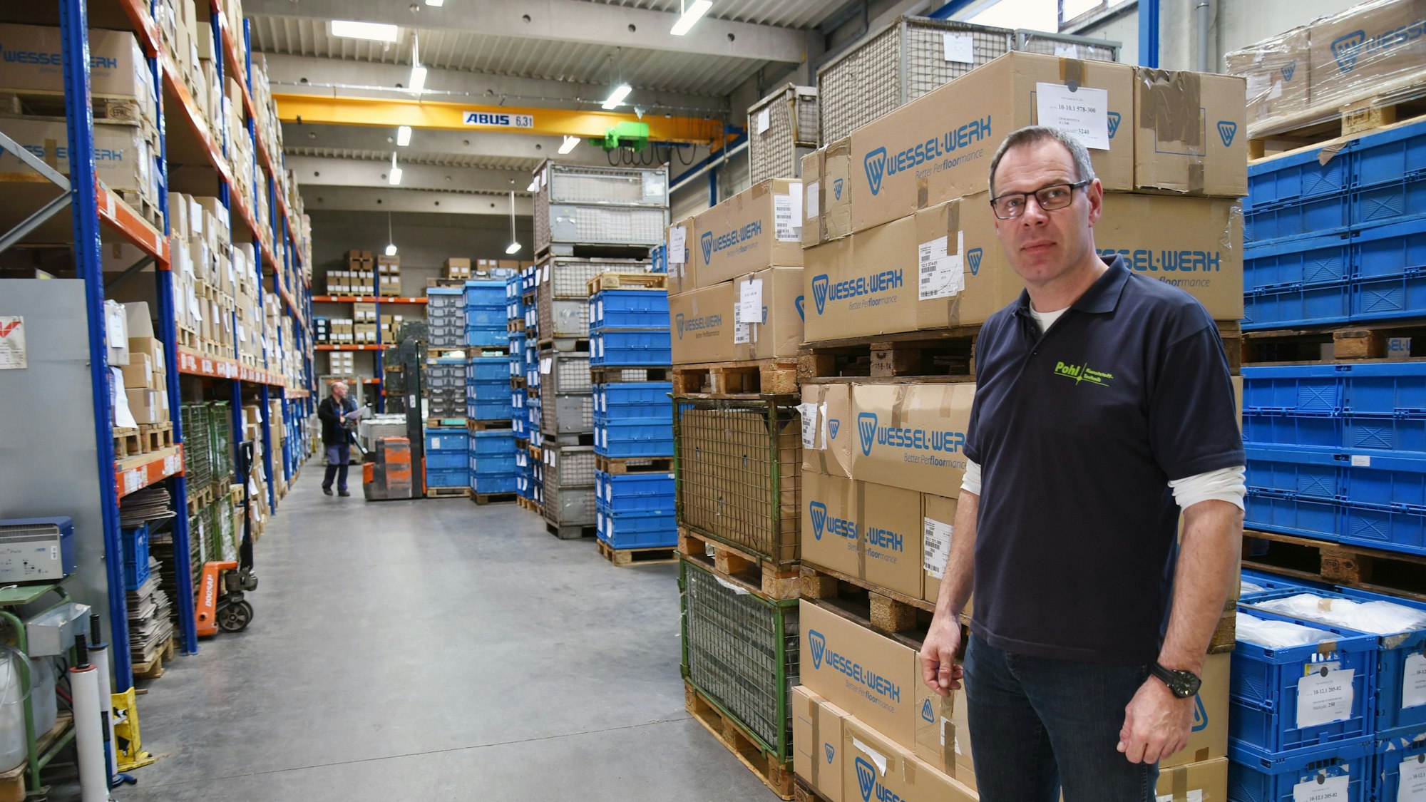 Pohl-Betriebsleiter Carsten Bludau in einer der Hallen, die dem Engelskirchener Unternehmen zu klein geworden sind: dank voller Auftragsbücher.