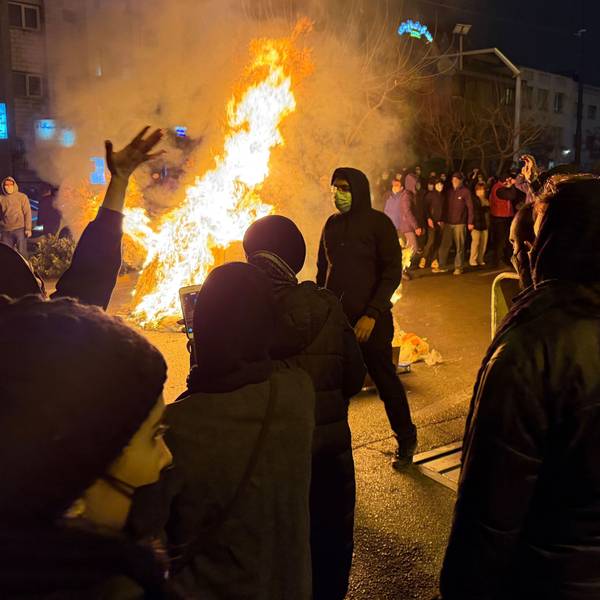 Teheran: Dieses am 09. Januar aufgenommene und am 13. Januar via AP zur Verfügung gestellte Foto soll Iraner bei einem Protest gegen die Regierung in Teheran zeigen. Seit mehr als zwei Wochen demonstrieren Iraner gegen die autoritäre Führung ihres Landes.
