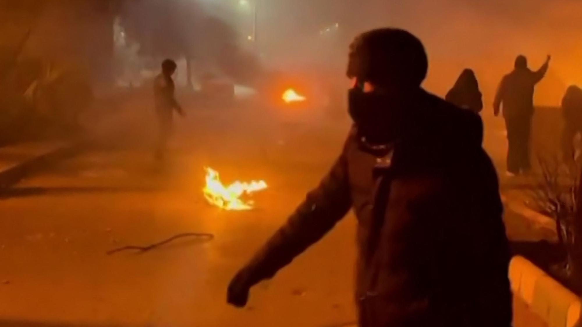 Ein Screenshot aus einem Video zeigt Auseinandersetzungen zwischen Demonstranten und Sicherheitskräften im Iran. (Archivbild)