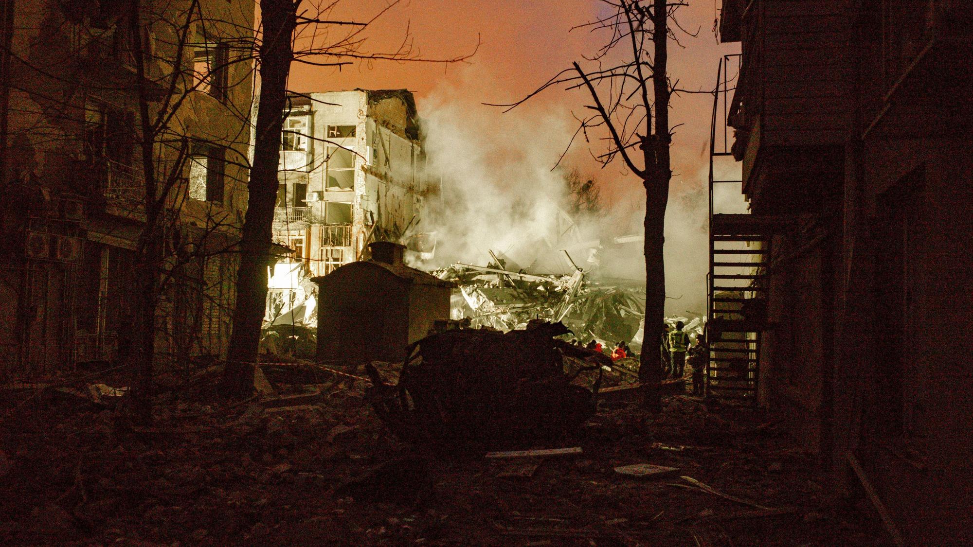 Ukraine, Charkiw: Das Bild zeigt die Zerstörung nach einem russischen Raketenangriff. (Archivbild)