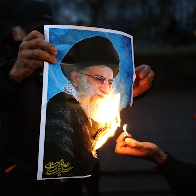 Protestierende zünden vor der iranischen Botschaft in London ein Bild von Ajatollah Ali Chamenei an. Der oberste Führer des Irans soll laut einem Bericht die Tötung tausender Menschen angeordnet haben. (Archivbild)