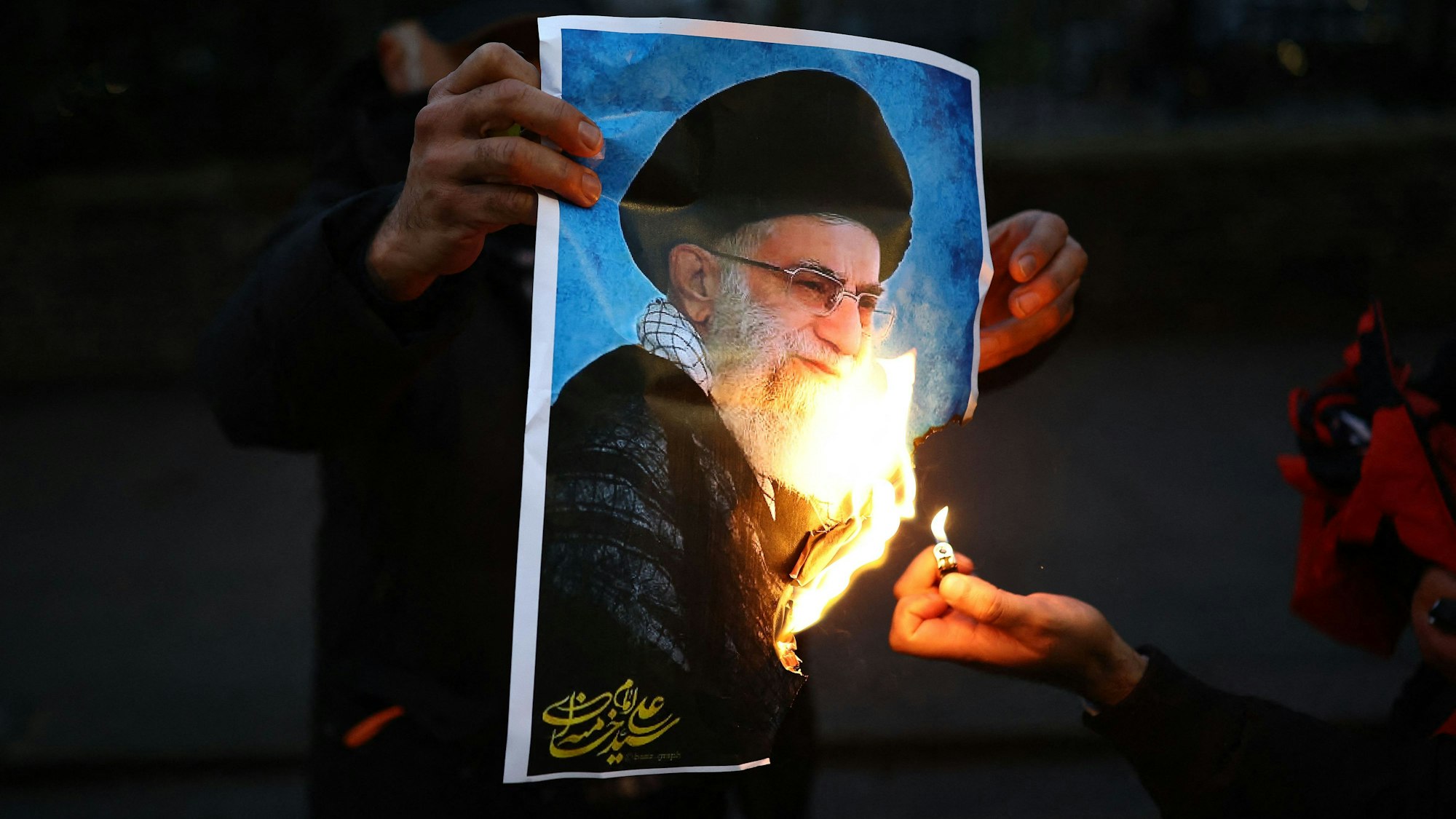 Protestierende zünden vor der iranischen Botschaft in London ein Bild von Ajatollah Ali Chamenei an. Der oberste Führer des Irans soll laut einem Bericht die Tötung tausender Menschen angeordnet haben. (Archivbild)