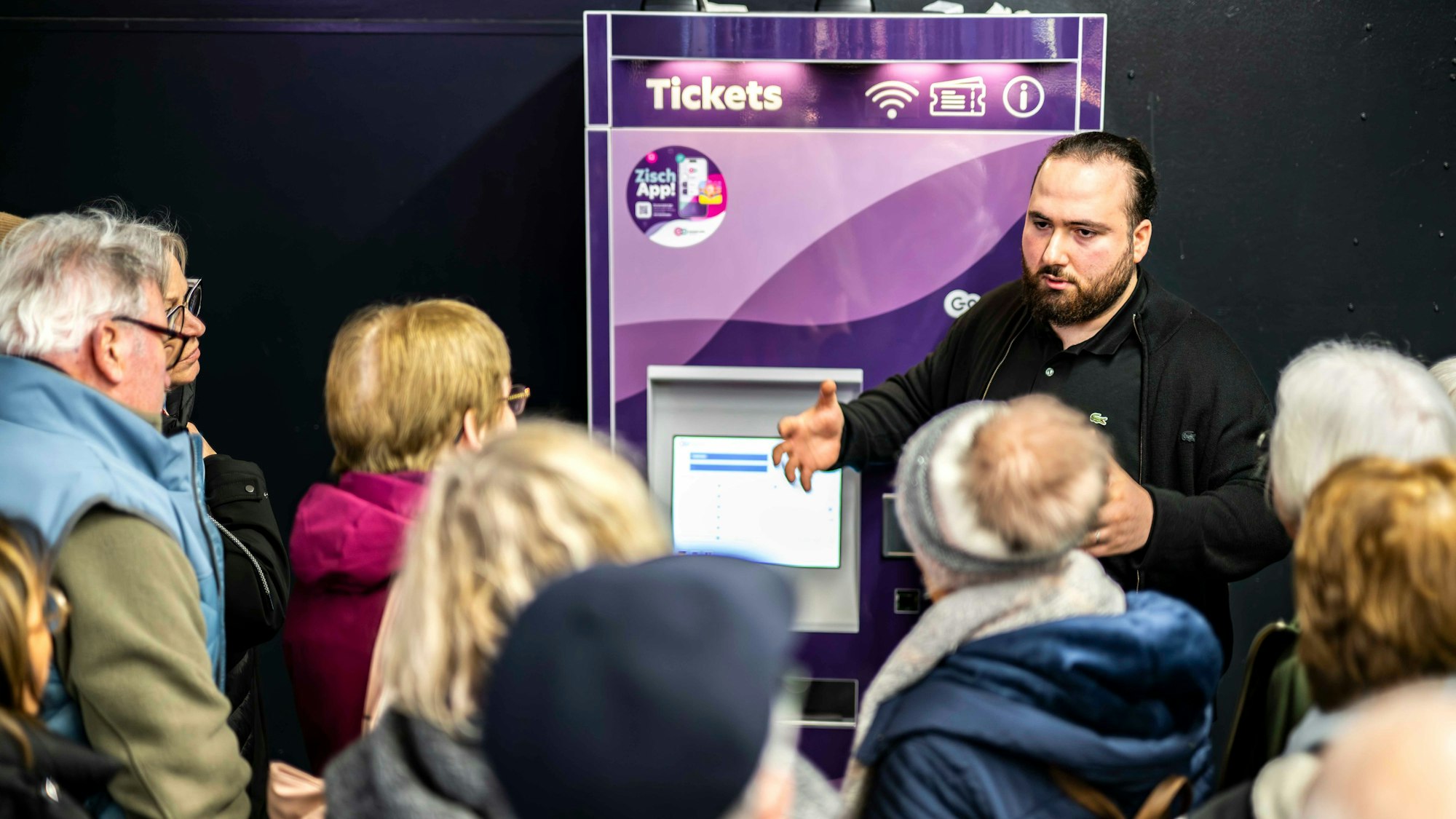 Ein Mitarbeiter von go.Rheinland schulte und informierte am Euskirchener Bahnhof zwölf Interessierte zur Nutzung der neuen Ticketautomaten.