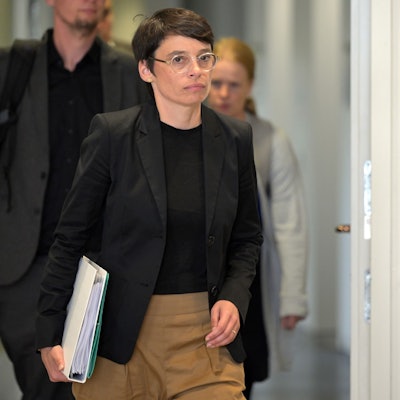 NRW-Flüchtlingsministerin Josefine Paul (Grüne) wird wegen ihrer anfangs schleppenden Kommunikation nach dem Anschlag kritisiert. (Archivbild)