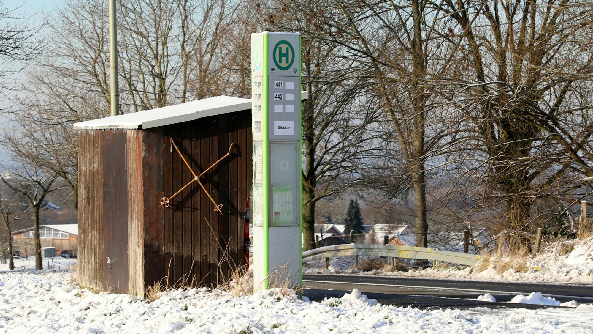 An einem Buswartehäuschen in Rösrath-Stöcken hängen gekreuzte Skistöcke.