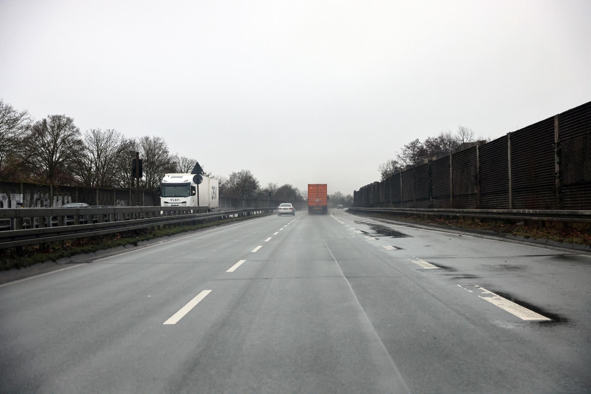 Blick auf die Industriestraße, auf der seit einem Unfall in die Leitplanken im Sommer 2024 nur noch Tempo 50 statt 100 erlaubt ist.