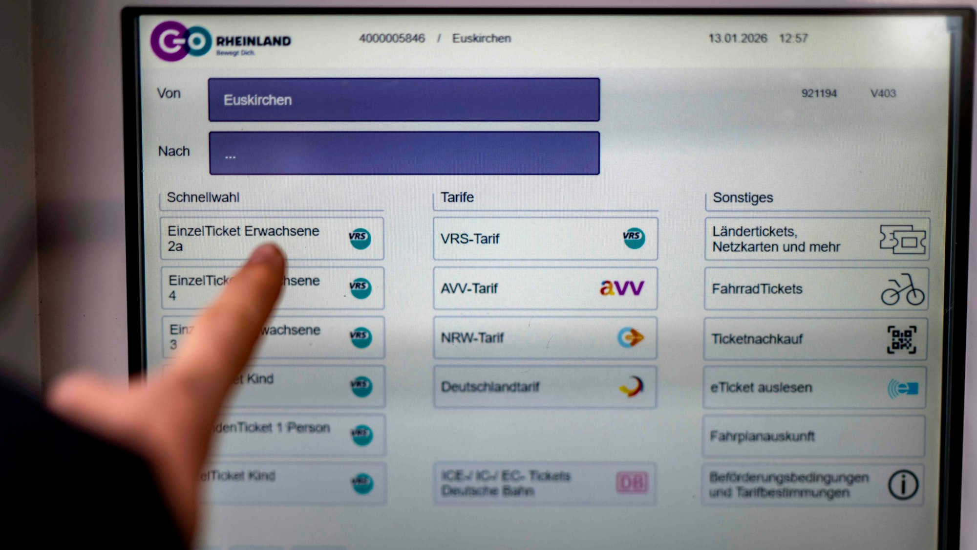 Auf einem Display sind viele Optionen für Ticketbuchungen. Per Fingerdruck wird ein Einzelticket für Erwachsene der Preisklasse 2a angewählt.