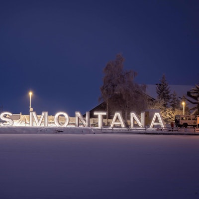 Beleuchteten Buchstaben während des nationalen Trauertags in Crans-Montana am 9. Januar. Eine Karikatur über die Brandkatastrophe sorgt nun für Wirbel. (Archivbild)
