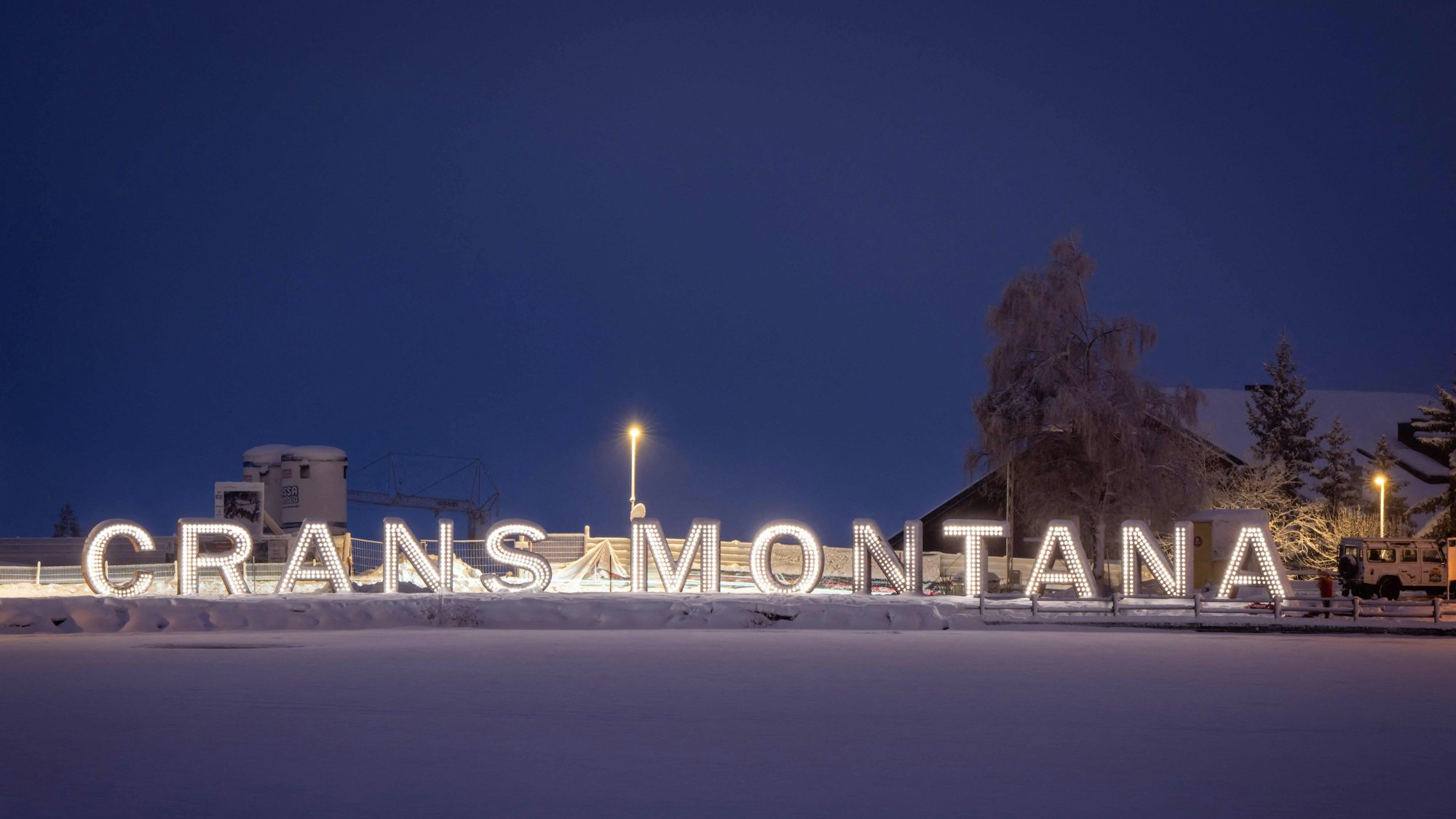 Beleuchteten Buchstaben während des nationalen Trauertags in Crans-Montana am 9. Januar. Eine Karikatur über die Brandkatastrophe sorgt nun für Wirbel. (Archivbild)
