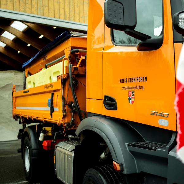 Der Kreisbauhof im AWZ in Strempt bereitet sich auf den Winterdienst über die Weihnachtstage vor.