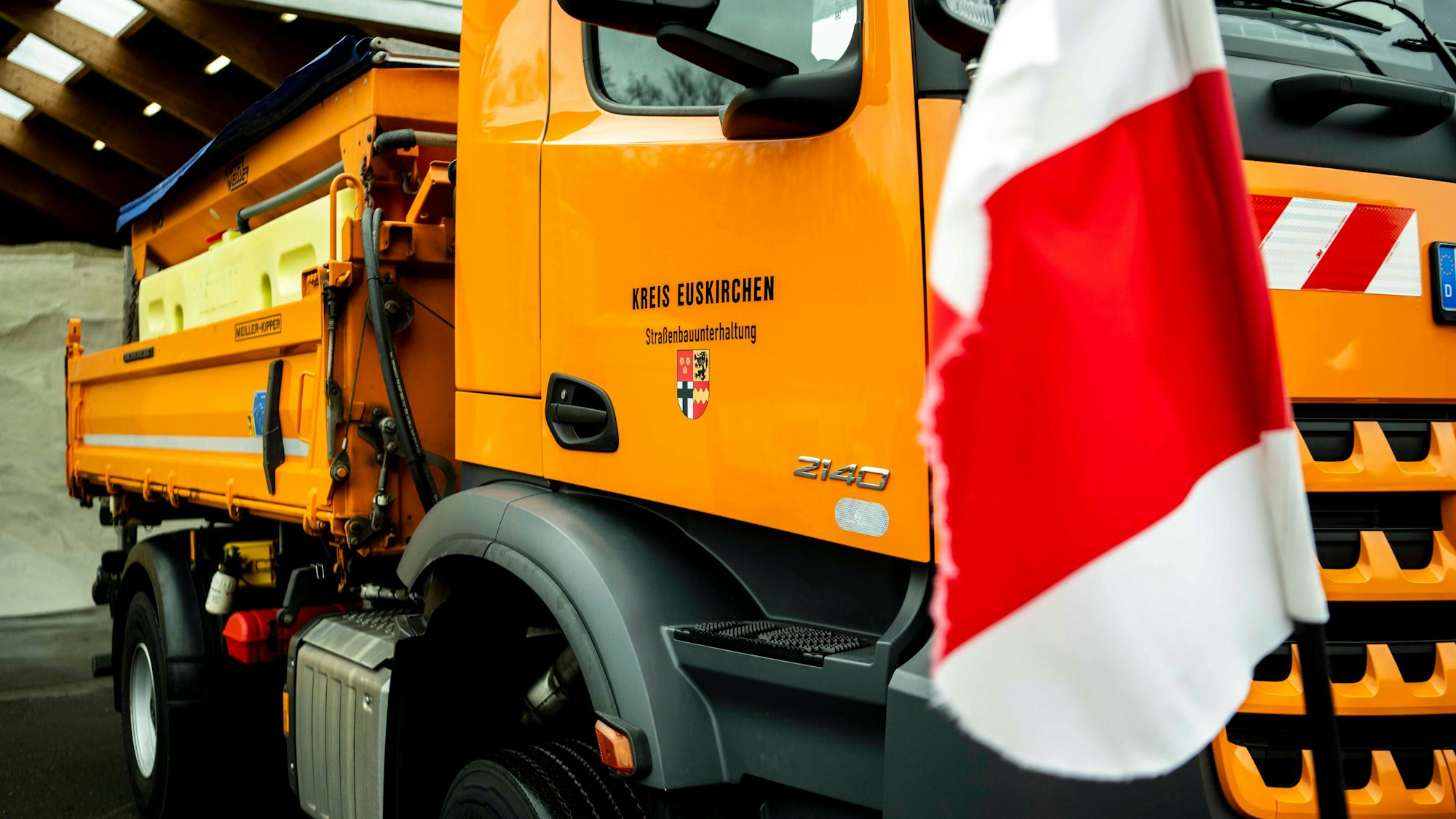 Der Kreisbauhof im AWZ in Strempt bereitet sich auf den Winterdienst über die Weihnachtstage vor.