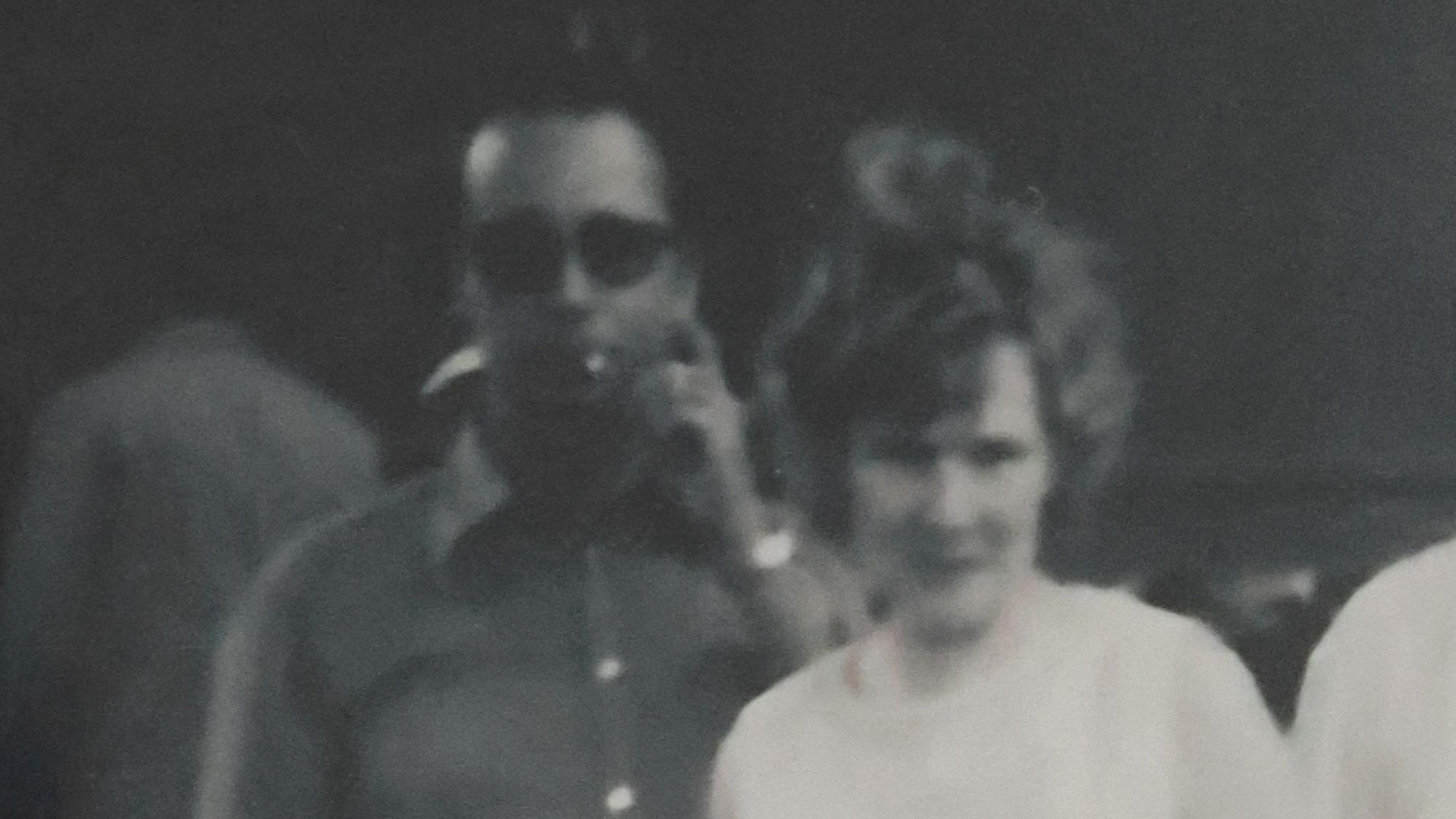 Ein schwarz-weißes Foto eines Paares.