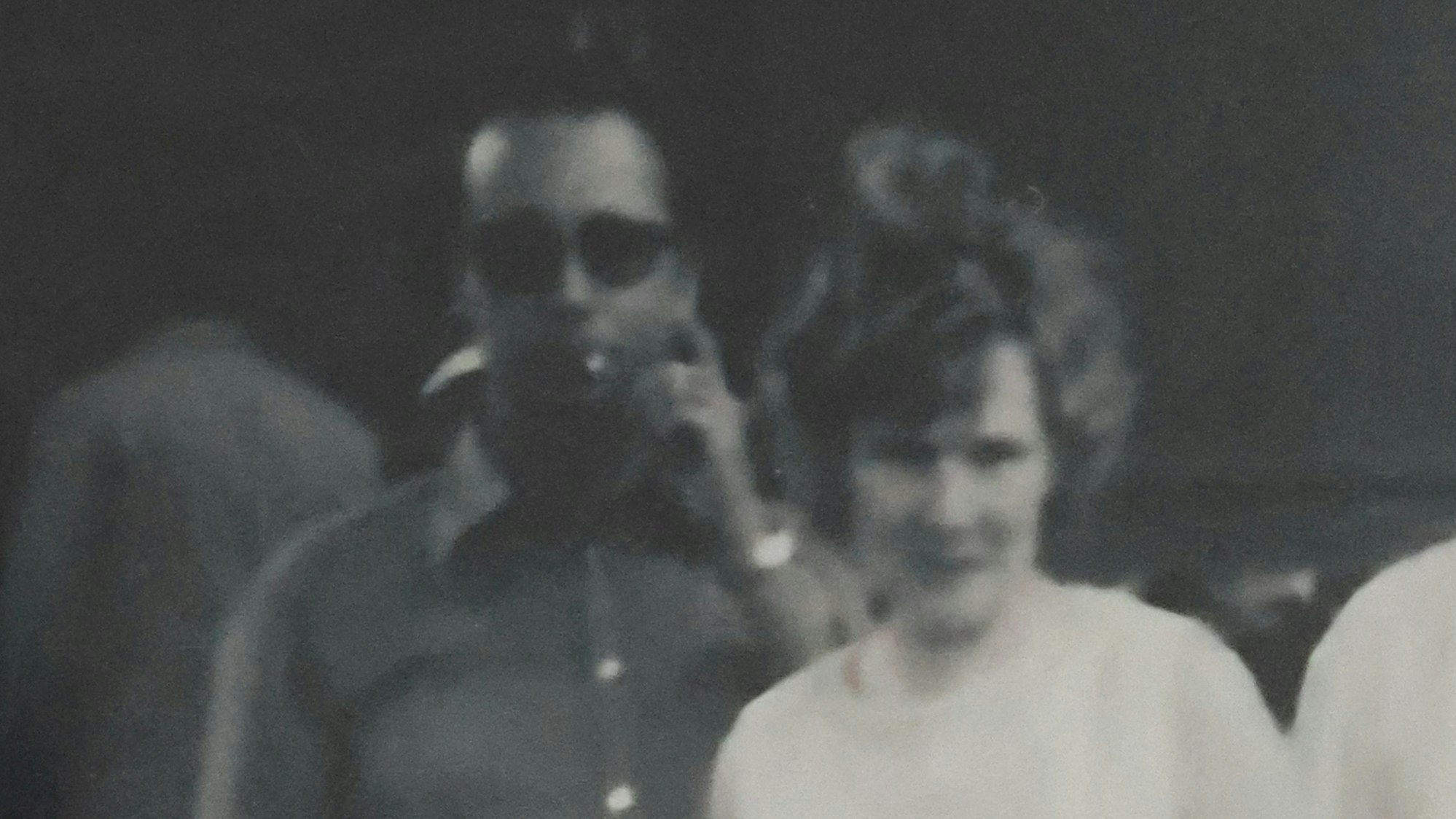 Ein schwarz-weißes Foto eines Paares.