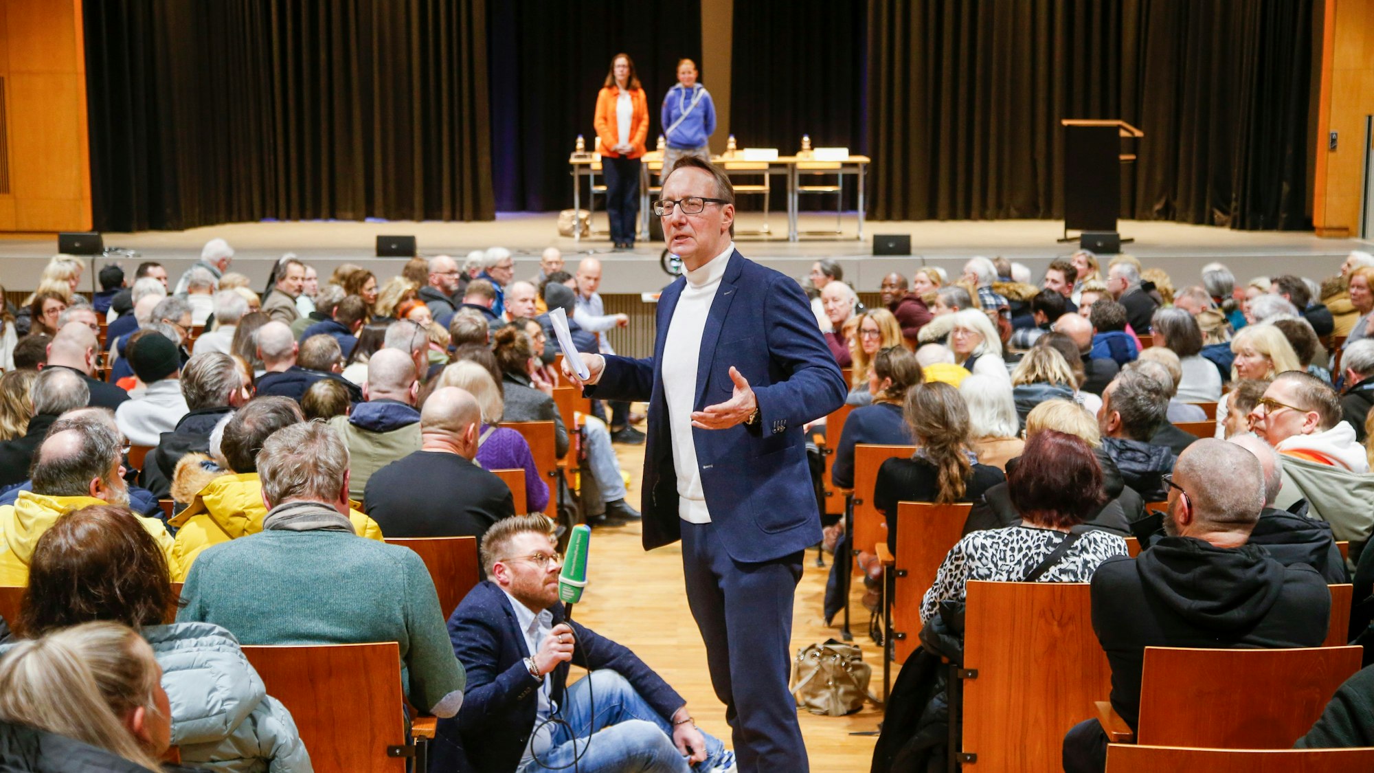 Andreas Zittlau (M.), Vorsitzender der IG Pantaleonsviertel, spricht auf der Anwohnerversammlung zum geplanten Suchthilfezentrum. Thomas Banneyer