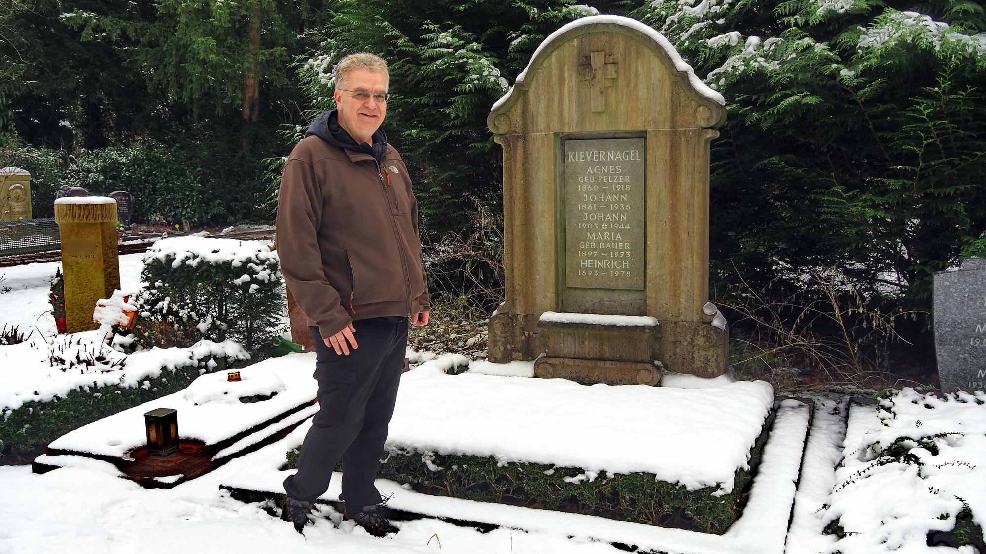 Uli Kievernagel geht regelmäßig zum eigenen Grab auf dem Südfriedhof.