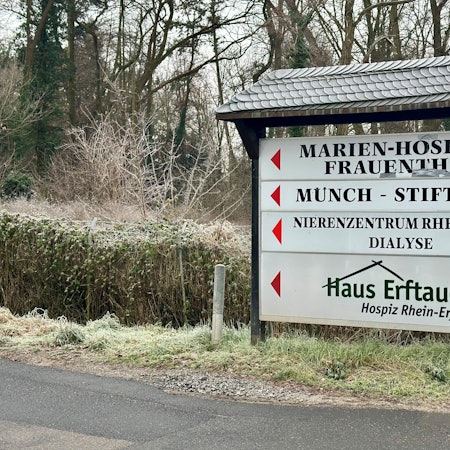 Zu sehen ist ein Schild, auf dem unter anderem „Marien-Hospital Frauenthal“ steht.