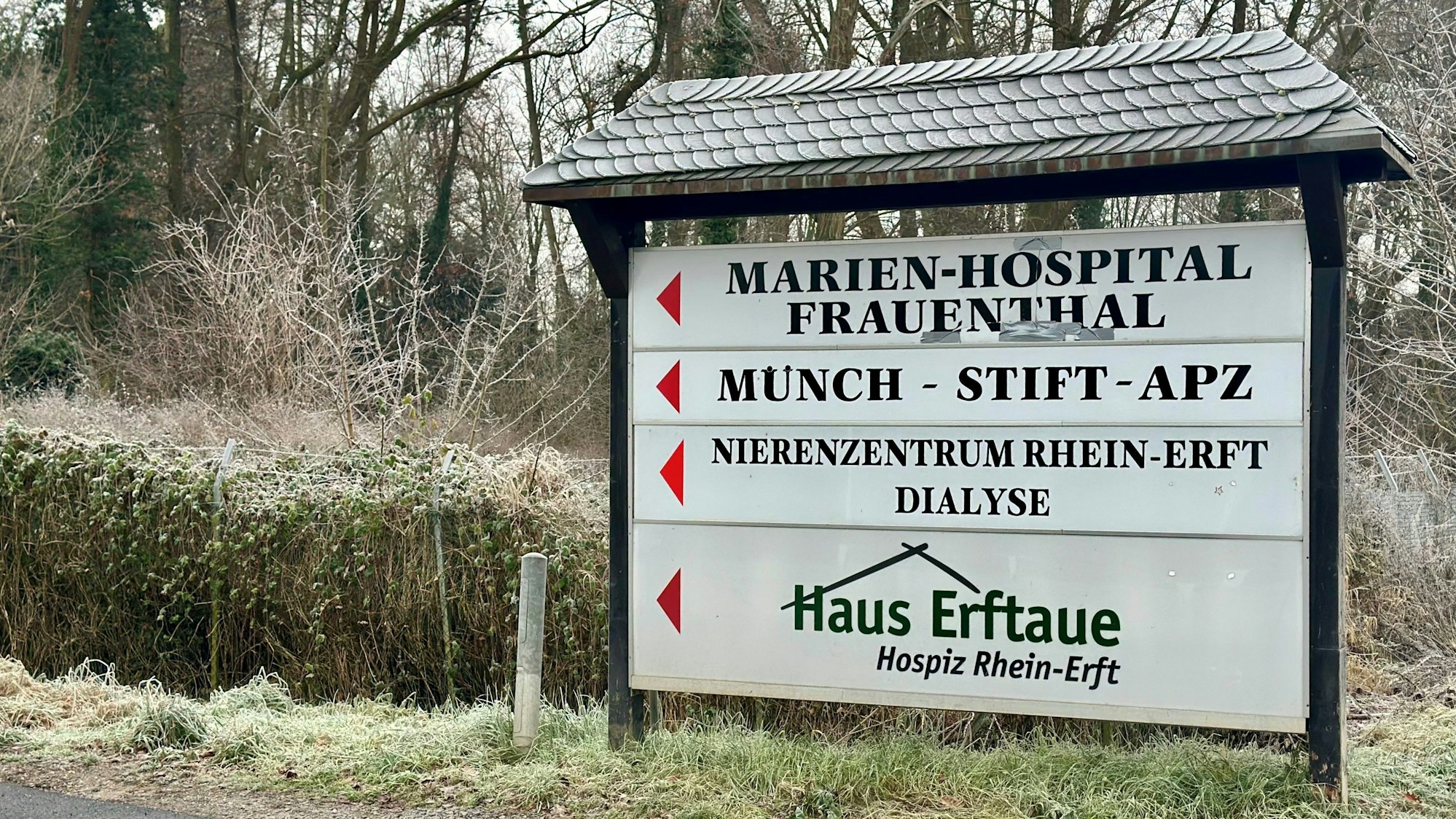 Zu sehen ist ein Schild, auf dem unter anderem „Marien-Hospital Frauenthal“ steht.