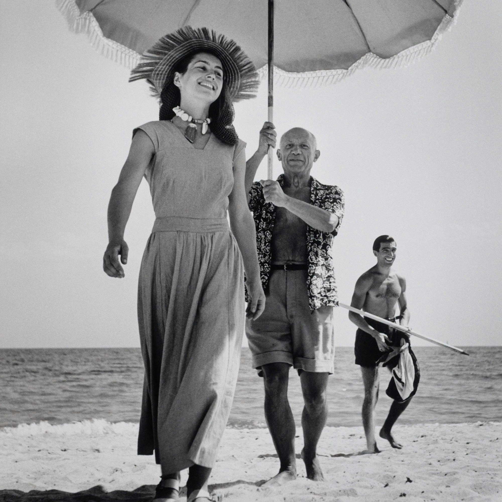 Pablo Picasso am Strand mit Françoise Gilot und seinem Neffen Javier Vilato, Golfe-Juan, Frankreich, August 1948, © Robert Capa © International Center of
Photography / Magnum Photos