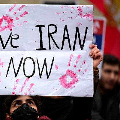 Ein Demonstrant mit einem Plakat (Symbolbild)