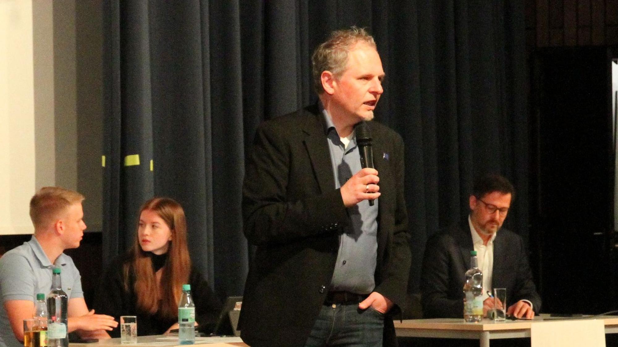 Schulleiter Sebastian Kaas bei einer Podiumsdiskussion im Anno-Gymnasium.