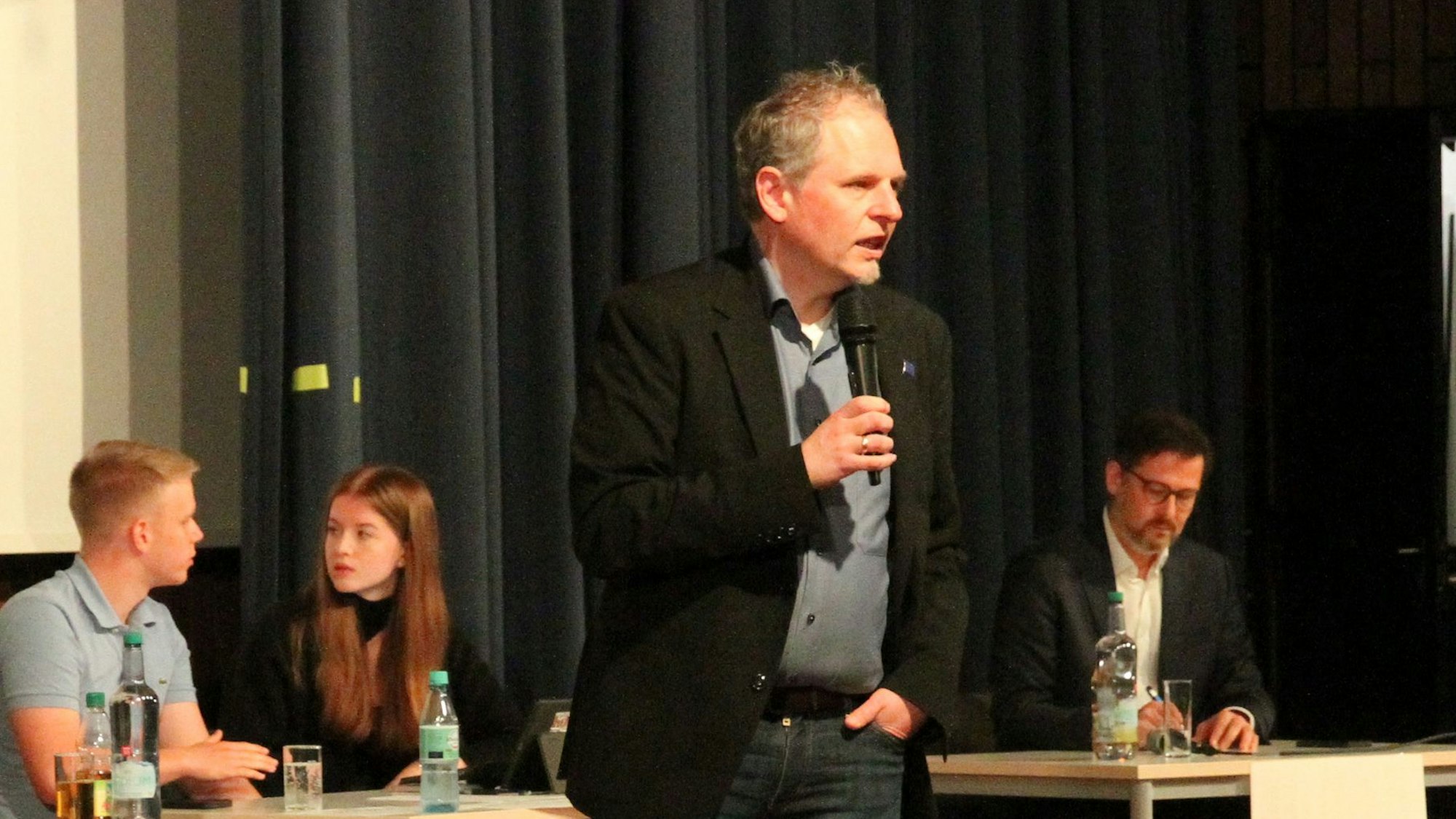 Schulleiter Sebastian Kaas bei einer Podiumsdiskussion im Anno-Gymnasium.