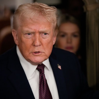 US-Präsident Donald Trump spricht zu Reportern, während er in der Air Force One zur Joint Base Andrews fliegt.