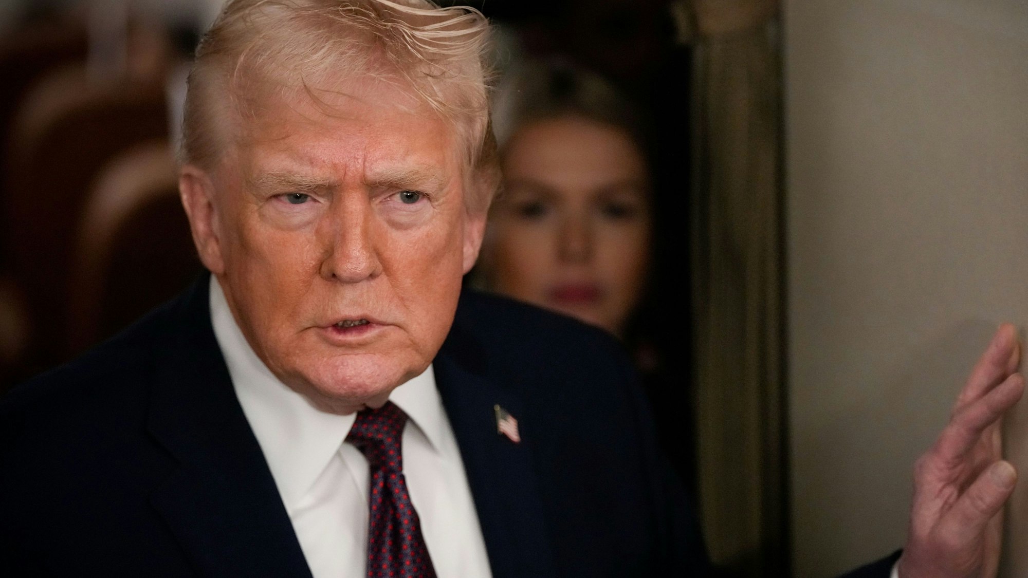 US-Präsident Donald Trump spricht zu Reportern, während er in der Air Force One zur Joint Base Andrews fliegt.