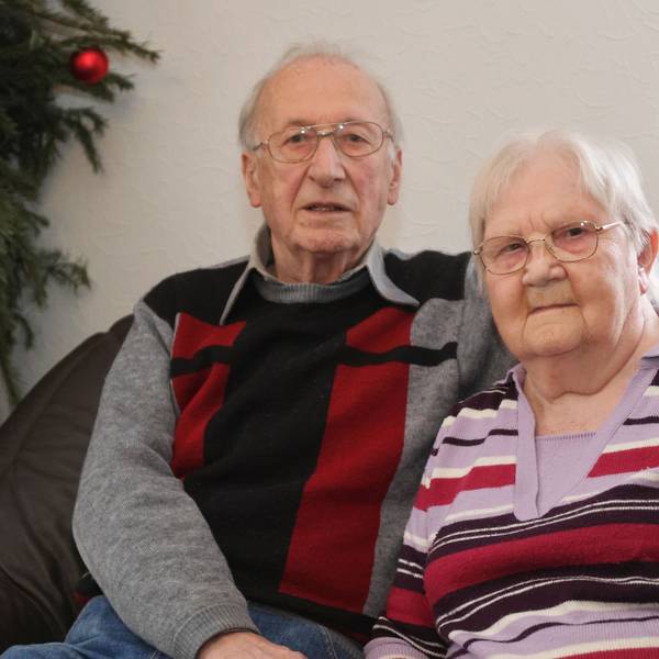 Helene und Christian Hüttling sitzen Arm in Arm nebeneinander.