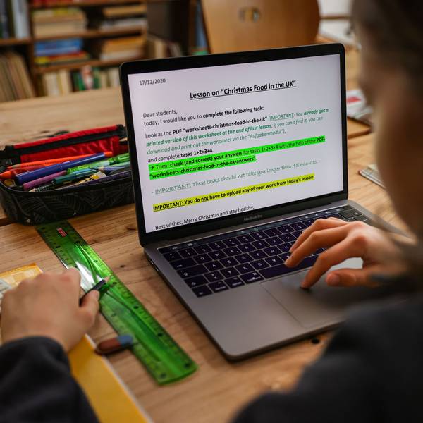 Ein Schüler löst am Laptop zu Hause seine Schulaufgaben, die ihm seine Lehrer für den Tag über den Schulserver geschickt haben.
