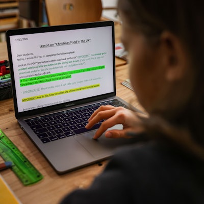 Ein Schüler löst am Laptop zu Hause seine Schulaufgaben, die ihm seine Lehrer für den Tag über den Schulserver geschickt haben.