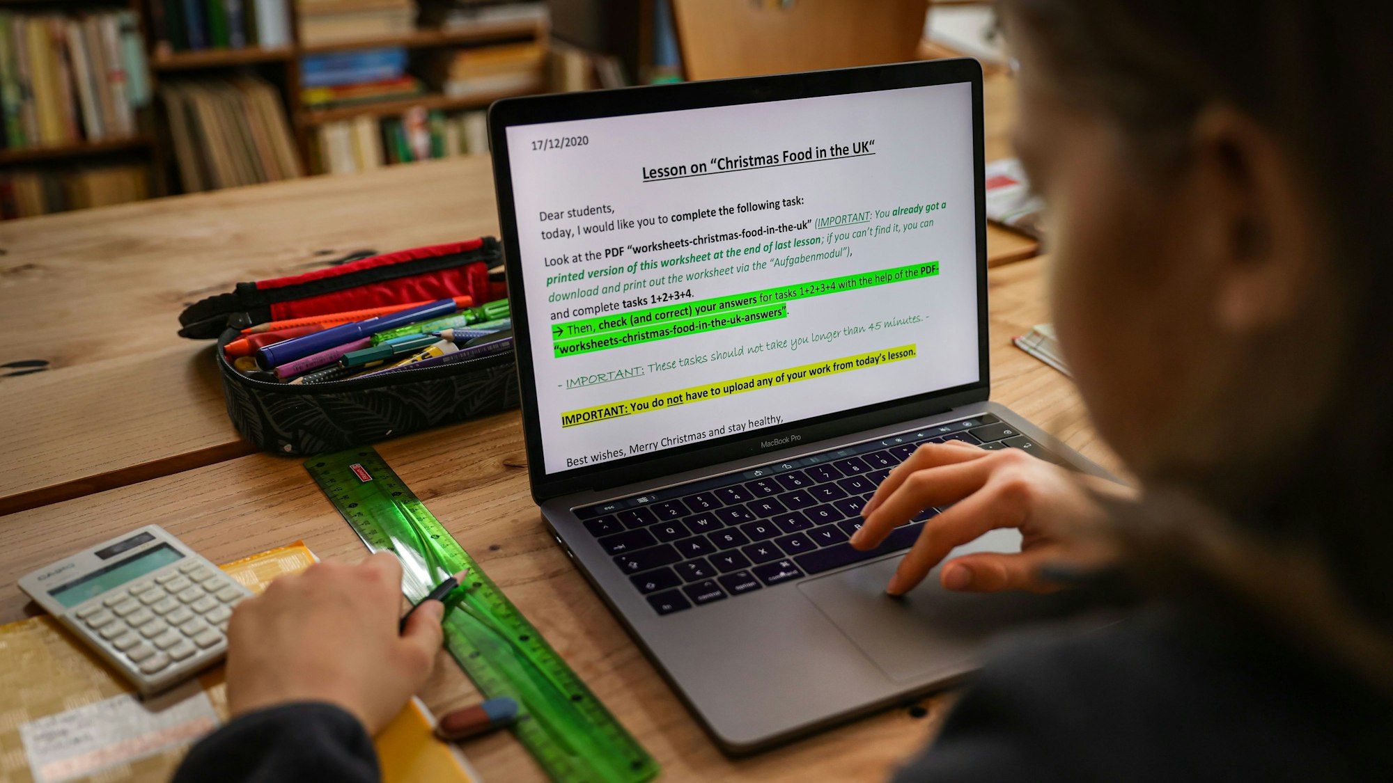 Ein Schüler löst am Laptop zu Hause seine Schulaufgaben, die ihm seine Lehrer für den Tag über den Schulserver geschickt haben.