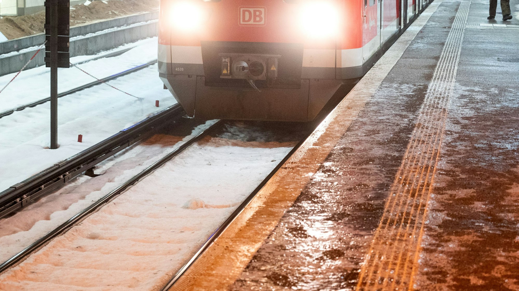 Eine S-Bahn steht im Bahnhof