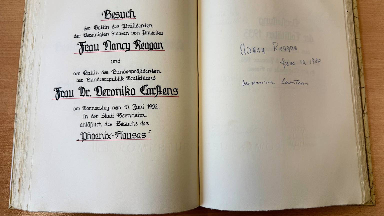 Das ausgeschlagene Goldene Buch mit dem Eintrag von Nancy Reagan.