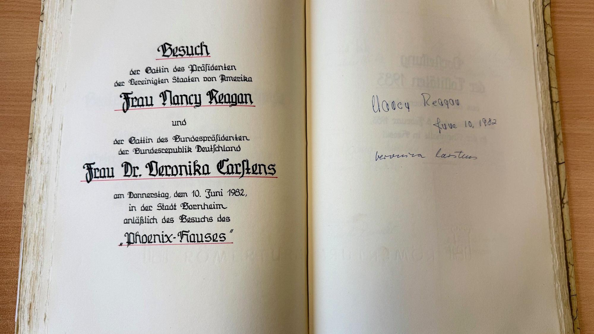 Das ausgeschlagene Goldene Buch mit dem Eintrag von Nancy Reagan.