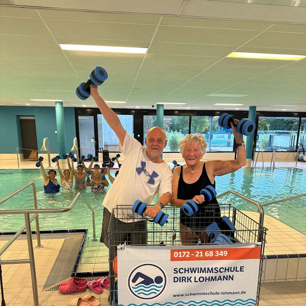 Maria Schneider (97) nimmt seit 30 Jahren an der Wassergymnastik von Schwimmlehrer Dirk Lohmann teil