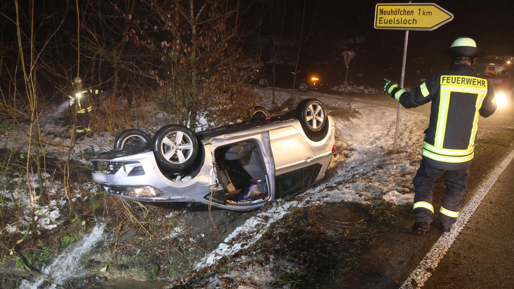 Die Bergung des verunfallten Fahrzeugs aus dem Zufluss des Euelslocher Baches.