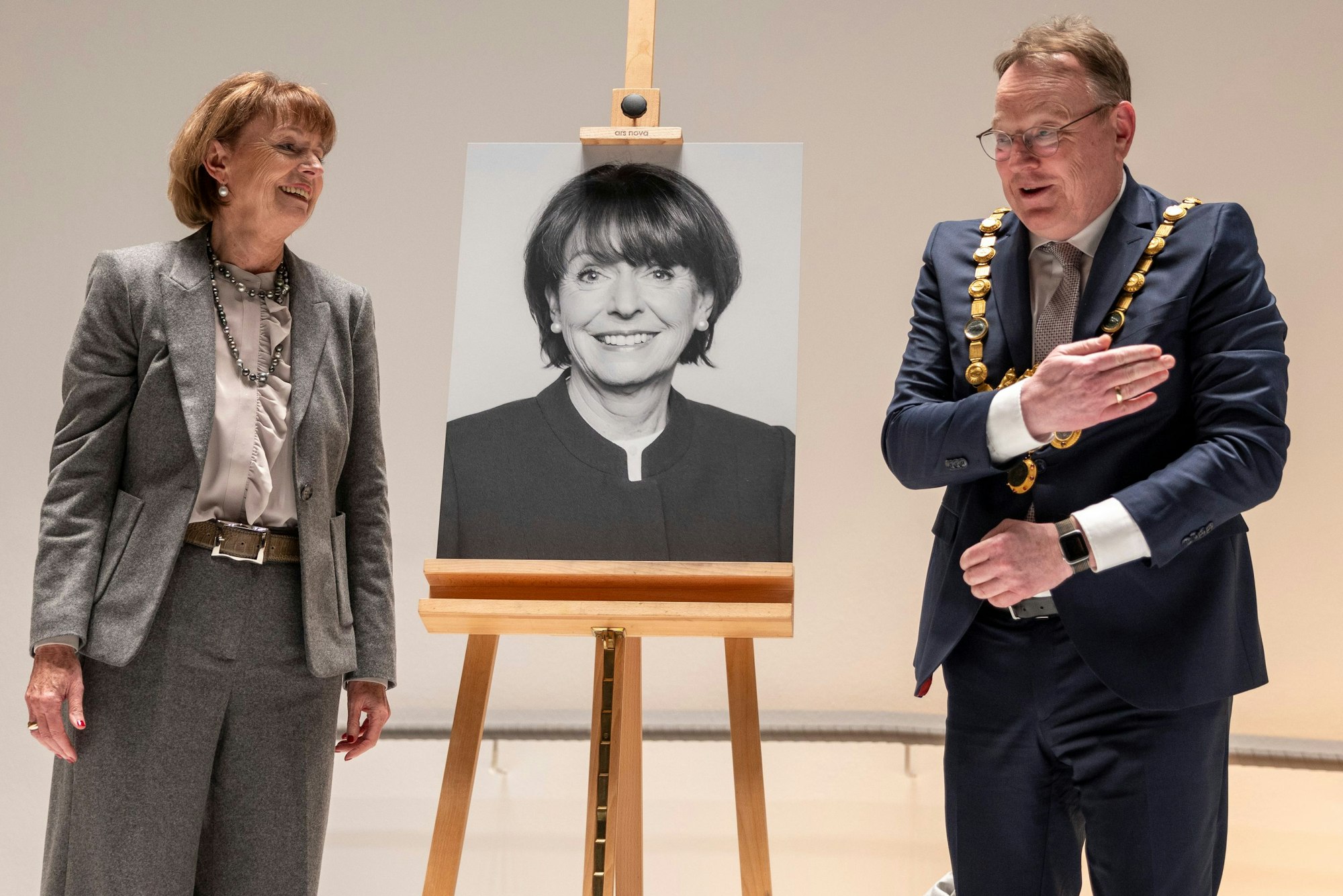 OB Torsten Burmester und seine Vorgängerin Henriette Reker mit ihrem Porträtfoto, das künftig vor dem Ratssaal hängt.
