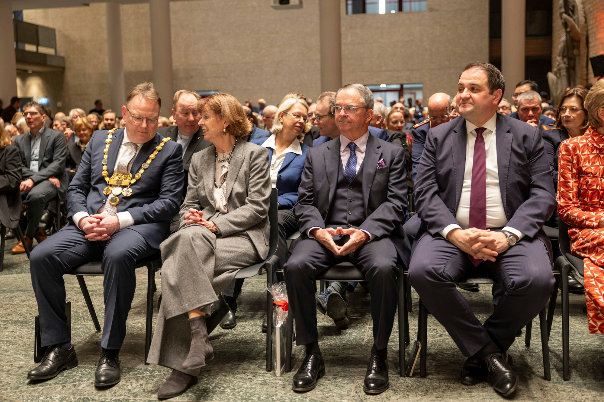 Henriette Reker bei dem Festakt im Kölner Rathaus mit (von links): OB Torsten Burmester, ihrem Ehemann Perry Somers und NRW-Europaminister Nathanael Liminski.