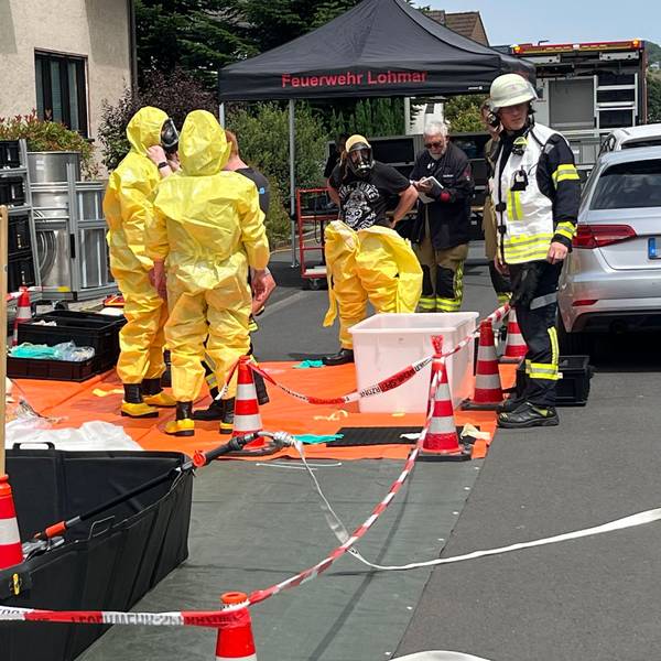 Nach einer Verpuffung im Keller eines Hauses in Lohmar waren Polizei und Feuerwehr im Sommer 2024 stundenlang mit der Bergung und Sicherung von Sprengstoff und gefährlichen Chemikalien beschäftigt.