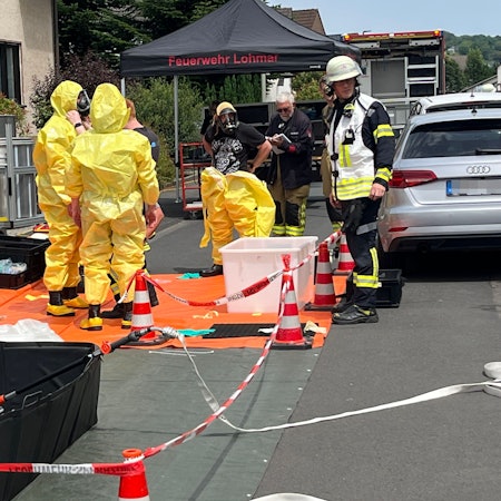 Nach einer Verpuffung im Keller eines Hauses in Lohmar waren Polizei und Feuerwehr im Sommer 2024 stundenlang mit der Bergung und Sicherung von Sprengstoff und gefährlichen Chemikalien beschäftigt.