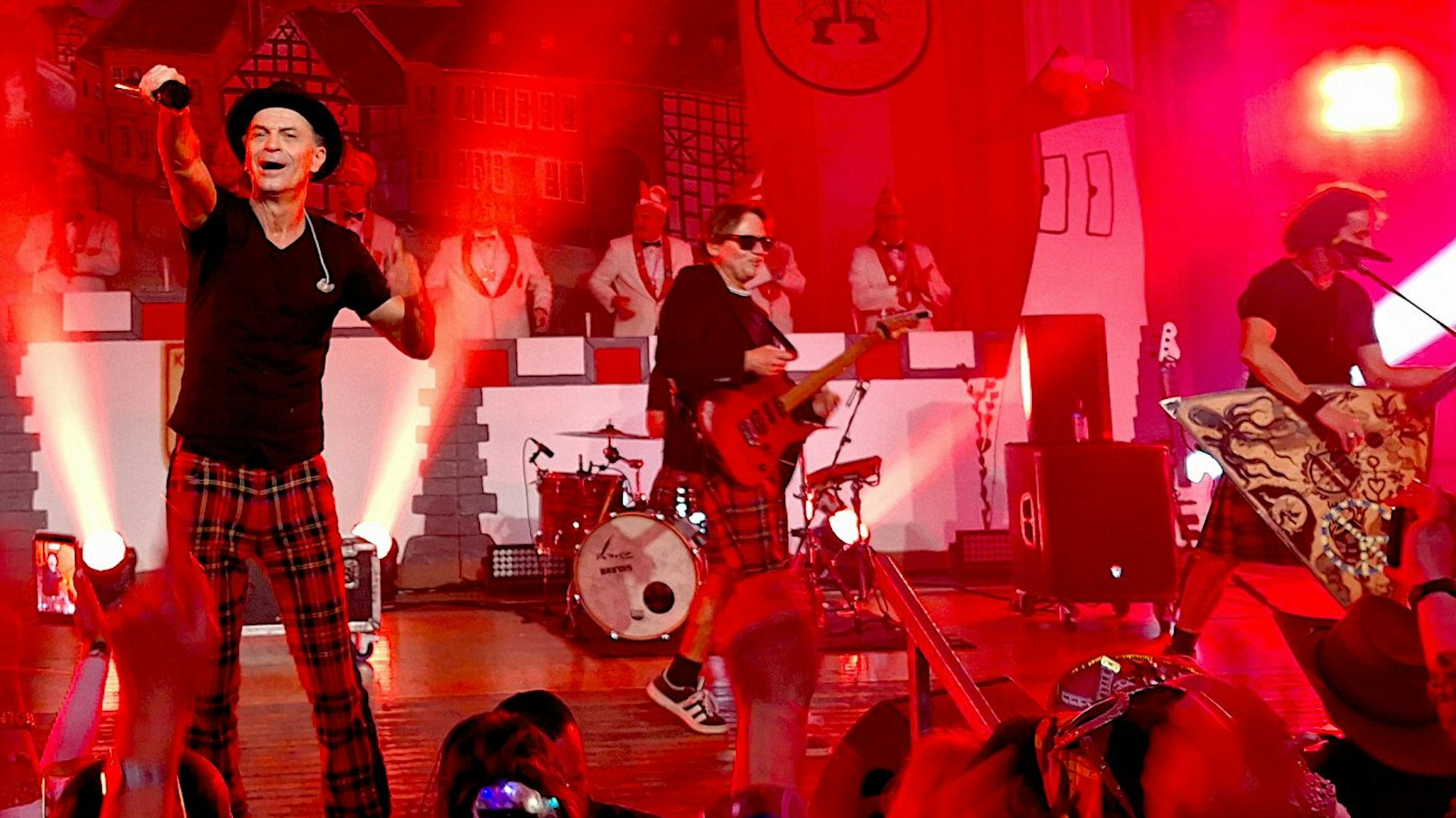 Das Bild zeigt die Kölner Band auf der Bühne im Festzelt.