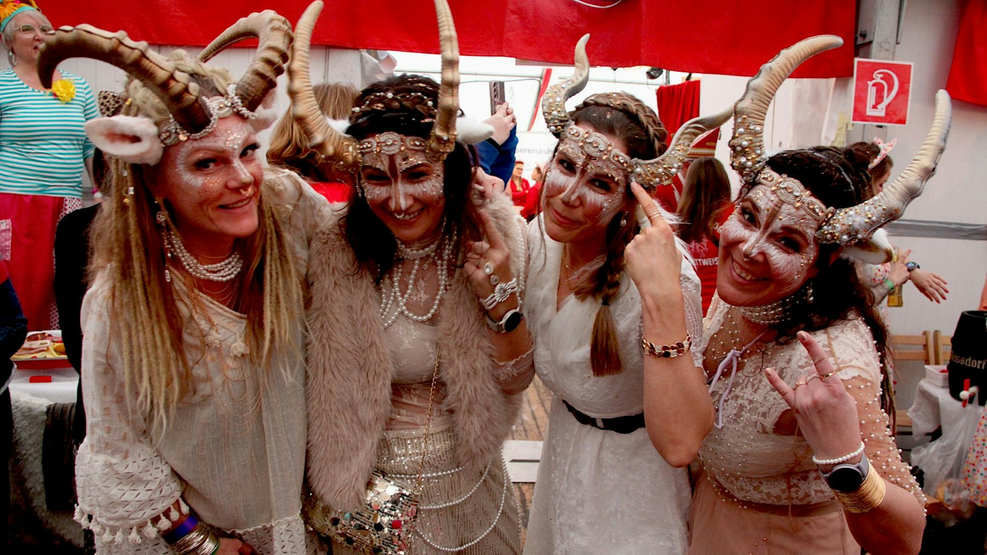 Das Bild zeigt vier Frauen, die Steinbock-Hörner tragen.