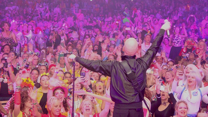 Das Bild zeigt einen Blick ins Festzelt von der Bühne aus. Sänger Oliver Niessen animiert zum Mitsingen.