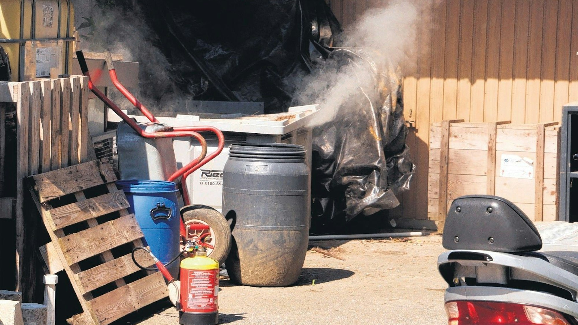 Im Mai 2017 rauchte es zunächst nur aus einer Plastikkiste, kurz darauf kam es zu mehreren Explosionen.