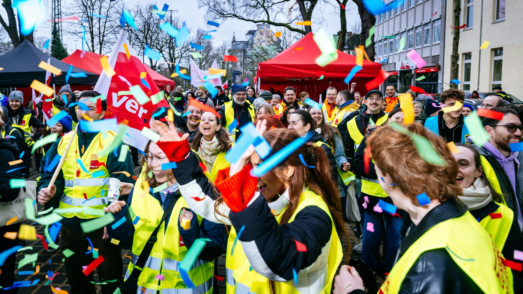 Mit gelben Warnwesten und buntem Konfetti, wurde auch in Köln gestreikt.