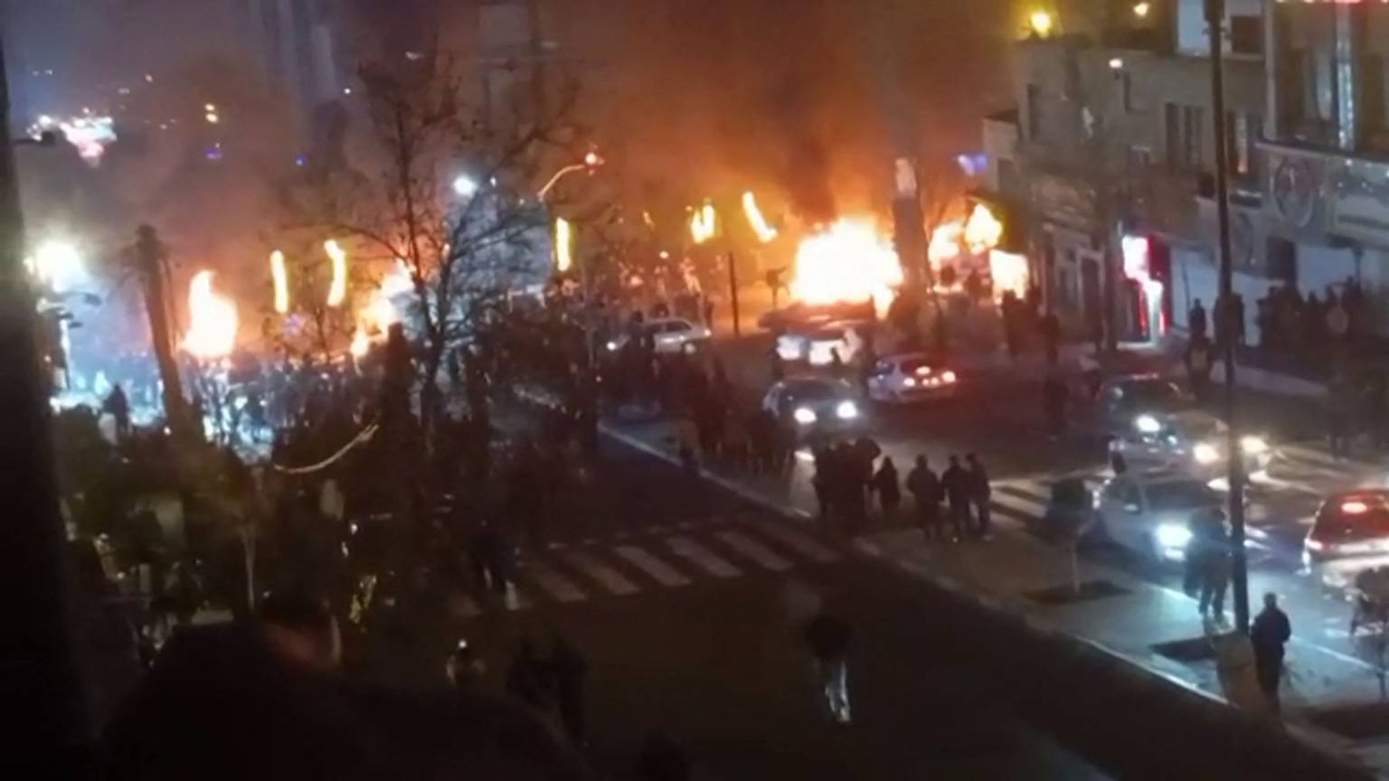 Dieser Screenshot aus einem Video soll brennende Autos während eines Protests in Teheran zeigen.