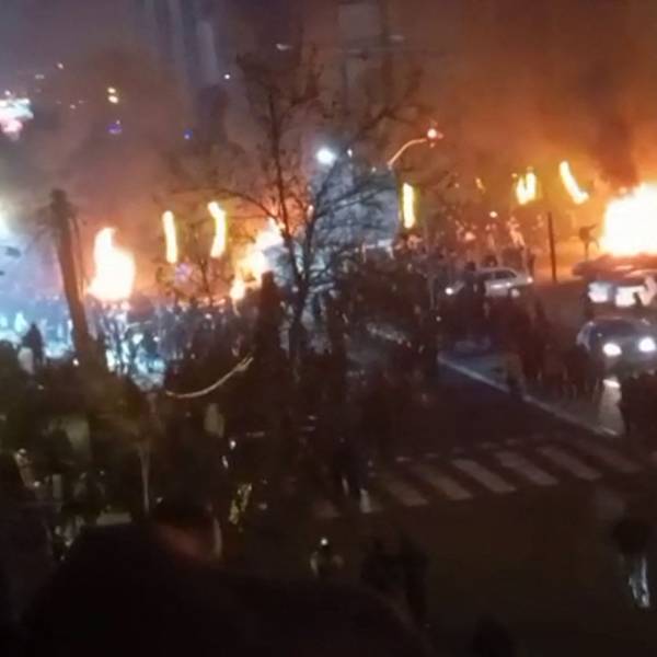 Dieser Screenshot aus einem Video soll brennende Autos während eines Protests in Teheran zeigen.