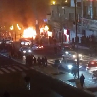 Dieser Screenshot aus einem Video soll brennende Autos während eines Protests in Teheran zeigen.